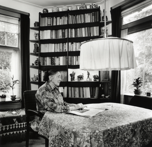 108267 Interieur van het huis Sterrenburg (Sterrenburg 1) te Utrecht: woonkamer, met bewoonster Maria van Dokkum.